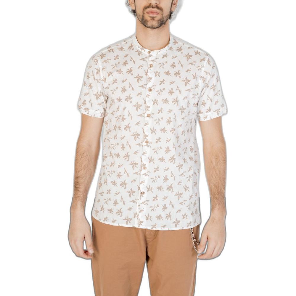 Man wearing a Hamaki-Ho gray short sleeve cotton shirt from the spring/summer collection, featuring a modern floral print design.