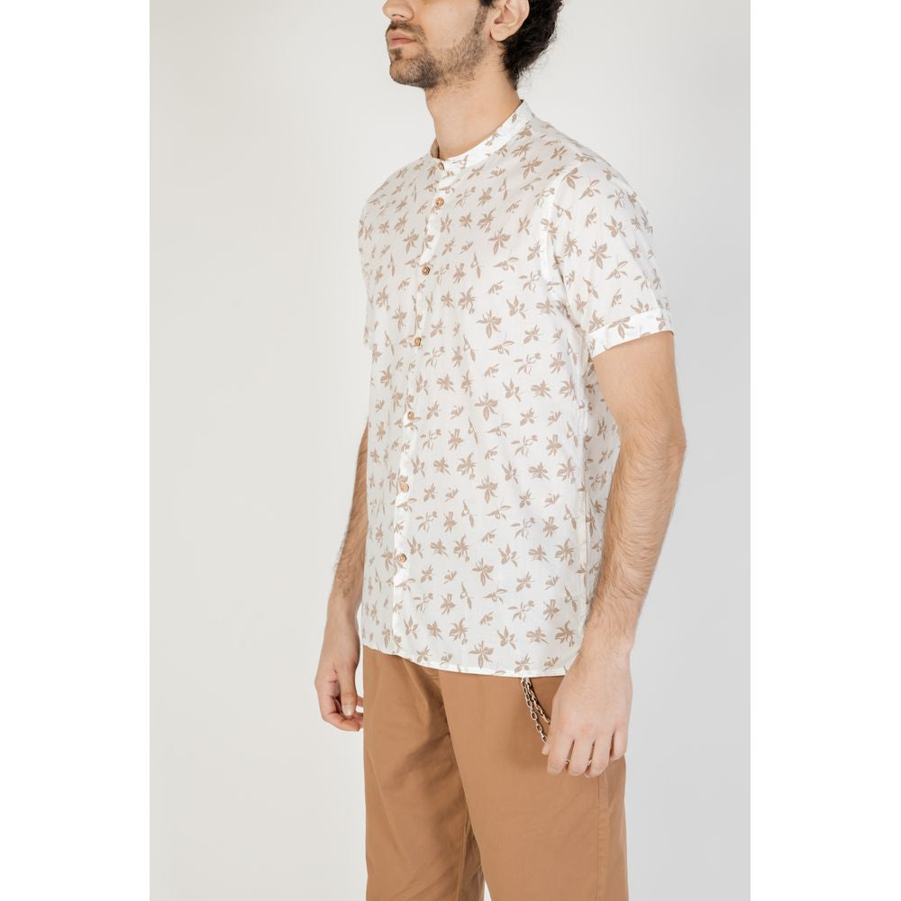 Man wearing a Hamaki-Ho gray short sleeve cotton shirt from the Spring/Summer collection.