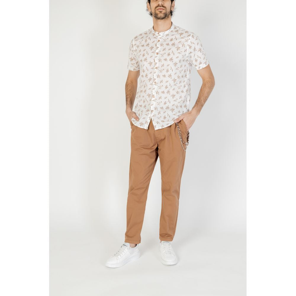 Model wearing Hamaki-Ho gray cotton short sleeve shirt, spring/summer collection, paired with brown pants and white sneakers.