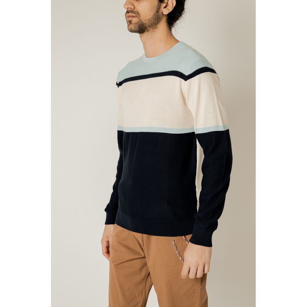 Man wearing a Hamaki-Ho blue cotton t-shirt from the men's spring/summer collection, made of 100% cotton.