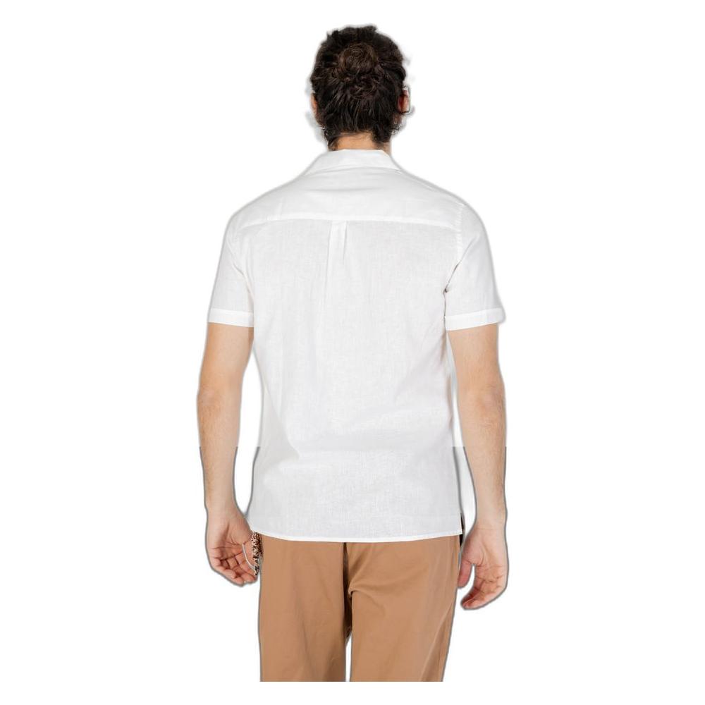 Back view of a white linen short-sleeved men's shirt, perfect for spring and summer, made of 55% linen and 45% cotton.