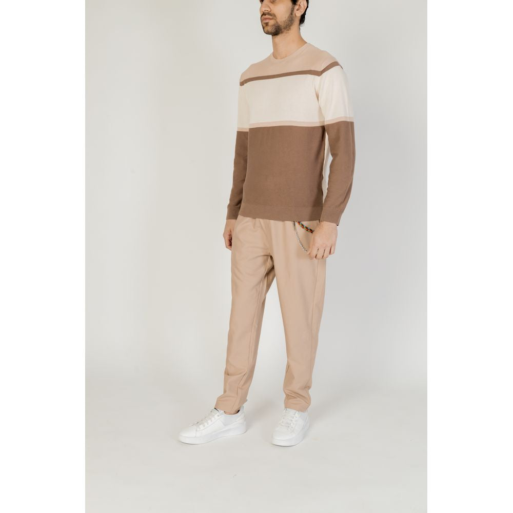 Model wearing a Hamaki-Ho gray cotton T-shirt from the men's spring/summer collection, 100% cotton jersey fabric.
