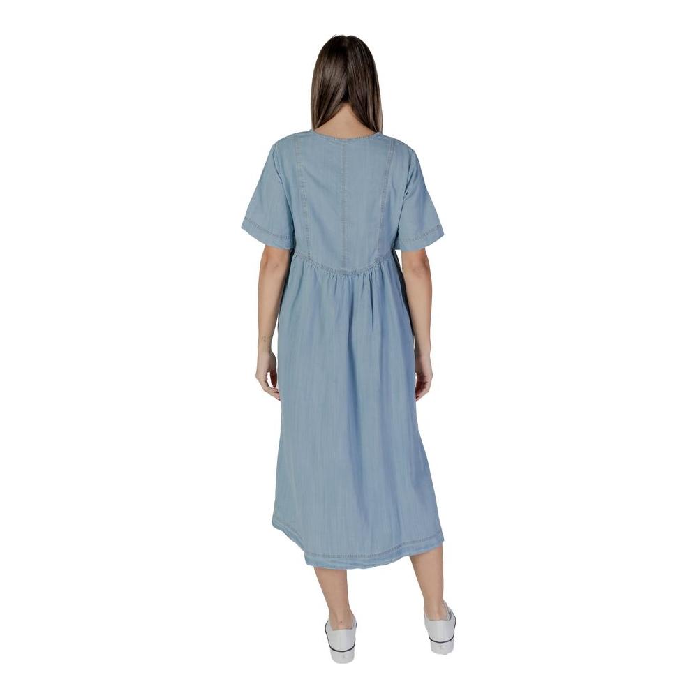 Back view of B.Young light blue cotton dress, spring/summer collection. 100% cotton women's dress featuring short sleeves and mid-length.