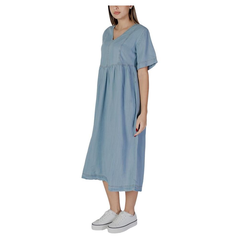 B.Young light blue cotton dress for women, spring/summer collection, featuring short sleeves and a relaxed fit.
