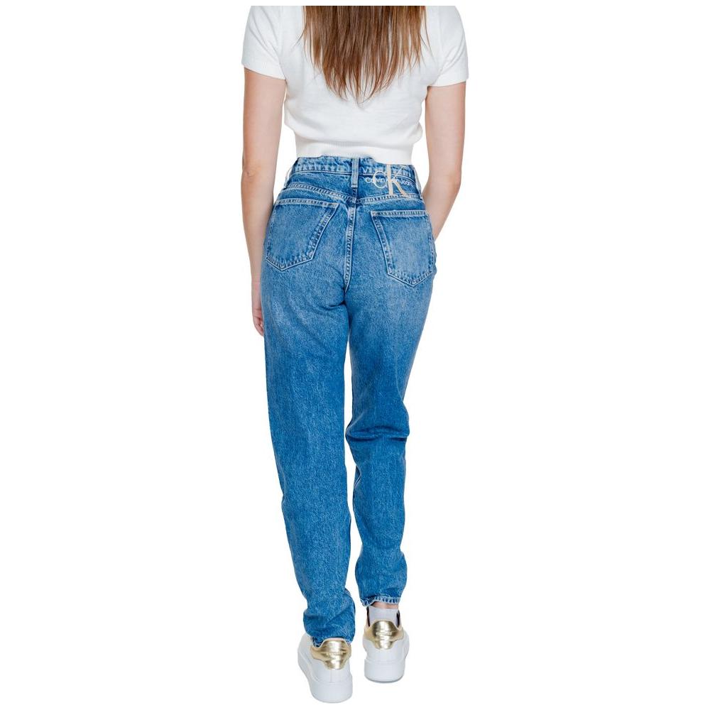 Back view of woman wearing Calvin Klein blue cotton mom jeans, autumn/winter collection, made with 80% cotton, 20% recycled material.