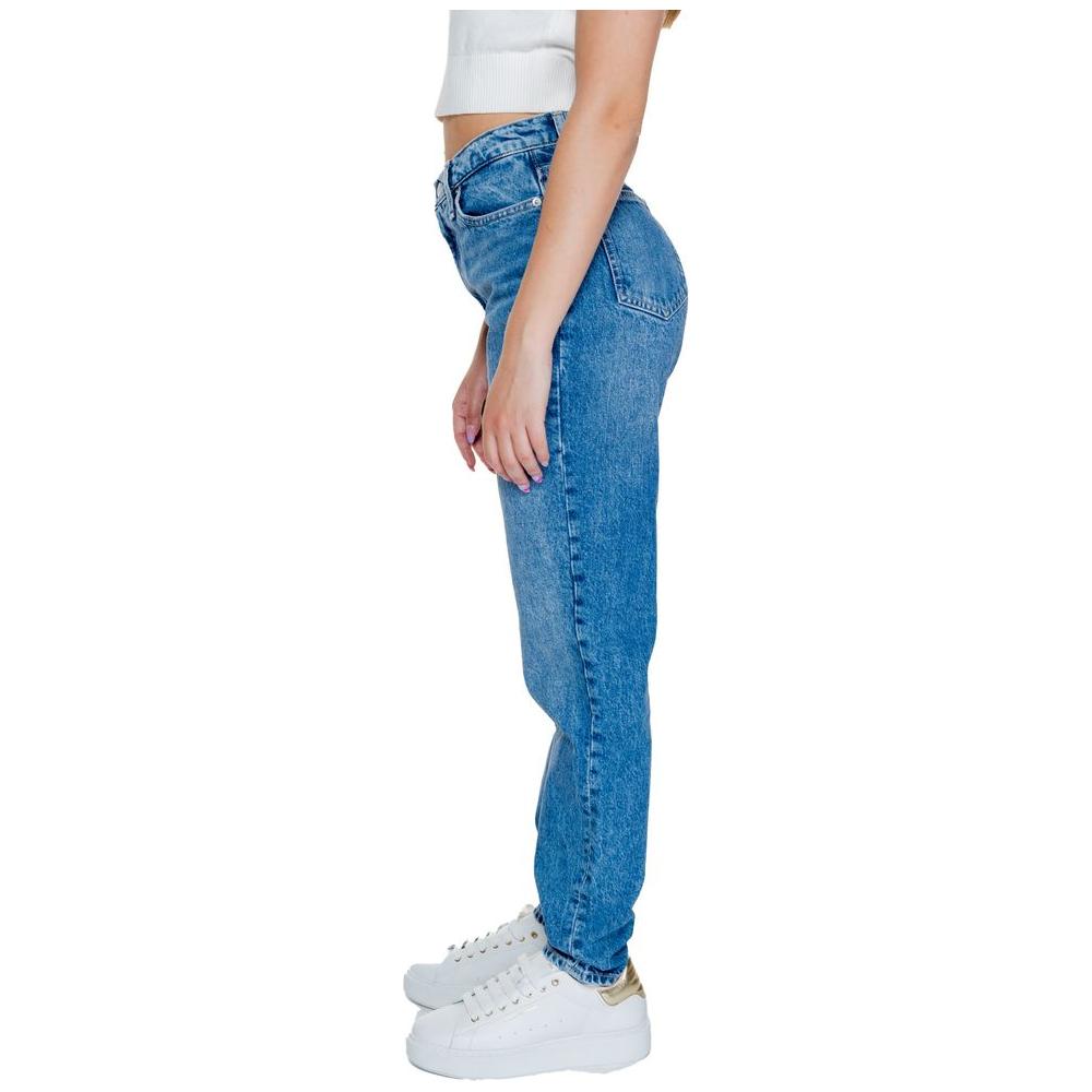 Side view of women's Calvin Klein blue mom jeans, autumn/winter collection, made of 80% cotton and 20% recycled cotton.