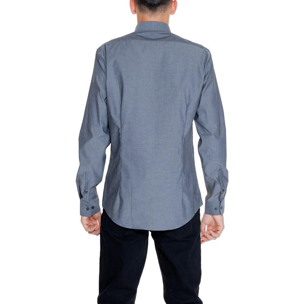 Back view of a Calvin Klein black cotton shirt with long sleeves, worn by a model. Made of 96% cotton and 4% elastam.