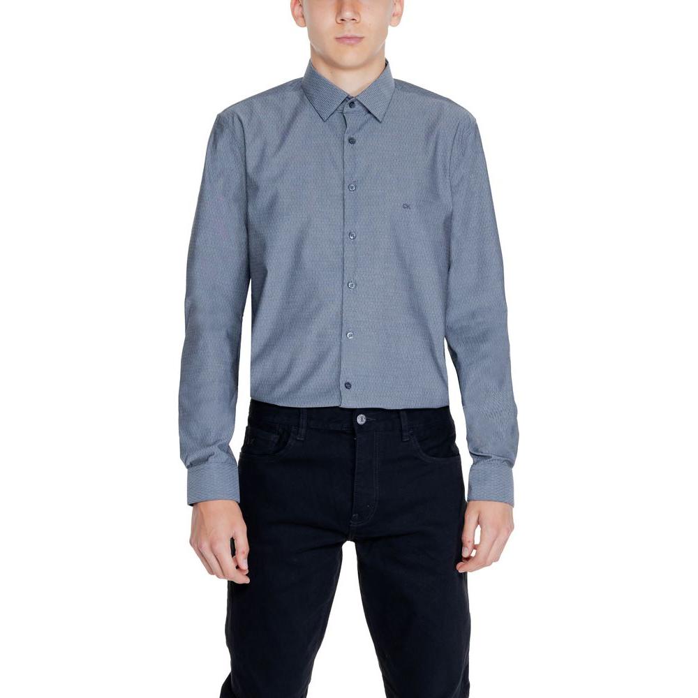 Man wearing Calvin Klein black cotton shirt with long sleeves, composed of 96% cotton and 4% elastam/lycra, from men's collection.