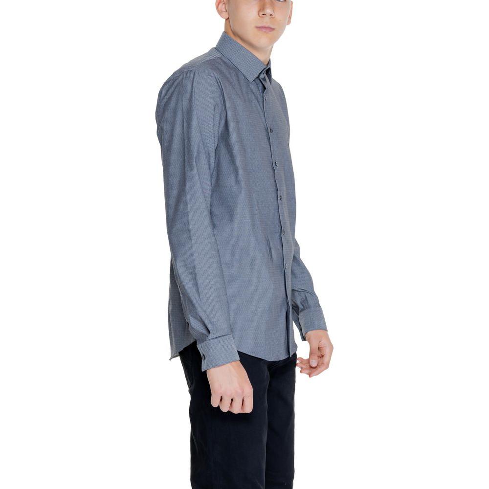 Man wearing a Calvin Klein black cotton shirt, 96% cotton and 4% elastam. Ideal for men's fashion, showcasing modern style and comfort.