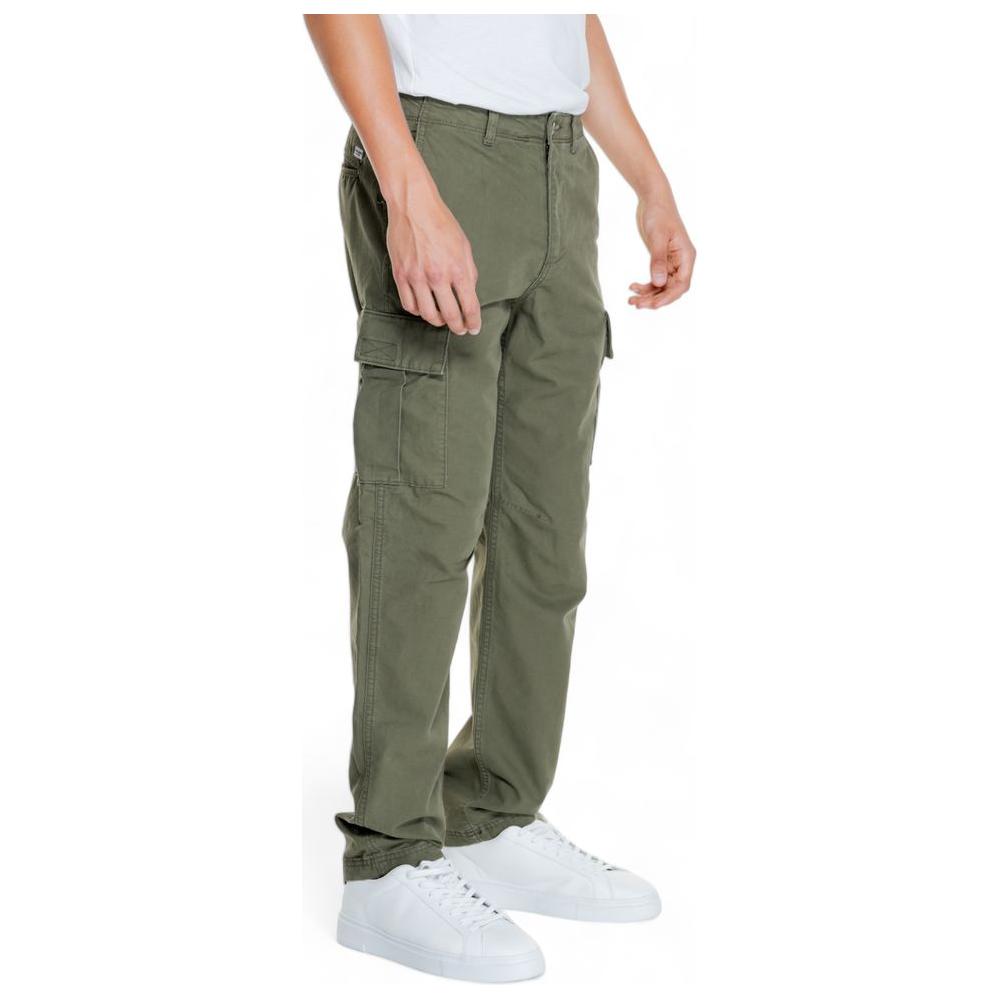 Jack Jones green cotton men's pants, fall/winter collection, featuring cargo pockets and casual fit, shown with white sneakers.