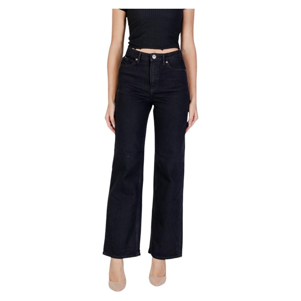 Vero Moda black cotton jeans for women, fall/winter collection, sustainable blend with recycled cotton, front view.
