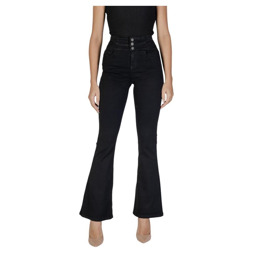 Women's black cotton jeans with a high-waist and bell-bottom fit, fall/winter collection, made of cotton, recycled polyester, and spandex.