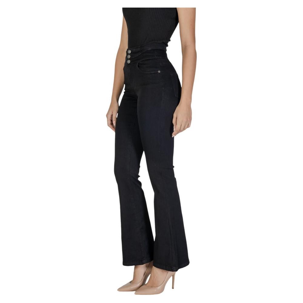 Women's black cotton jeans, fall/winter collection, high-waisted, with recycled polyester and spandex for stretch and comfort.