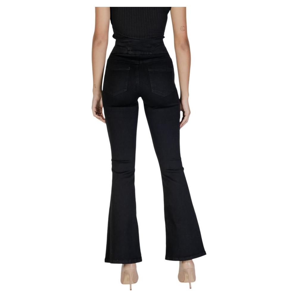 Women's black cotton jeans, fall/winter collection, back view; 69% cotton, 29% recycled polyester, 2% spandex.