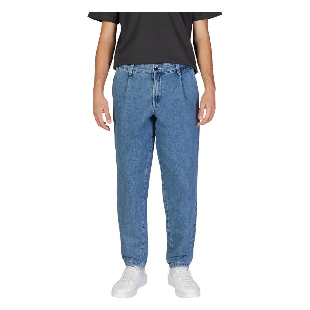 Model wearing Jack Jones blue cotton jeans, regular fit, part of the Fall/Winter collection, made of 95% cotton, 5% recycled cotton.