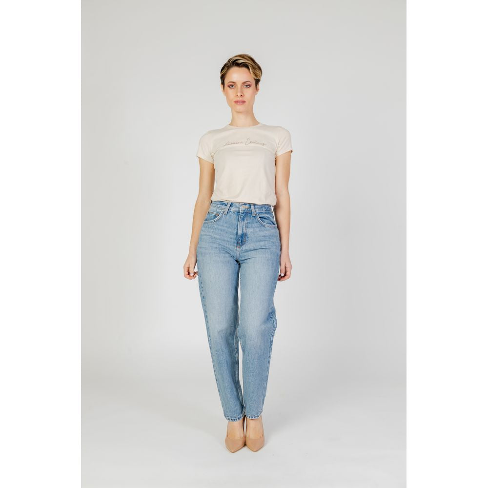 Woman wearing light blue cotton jeans made from 80% cotton and 20% recycled cotton. Autumn/Winter collection for women.