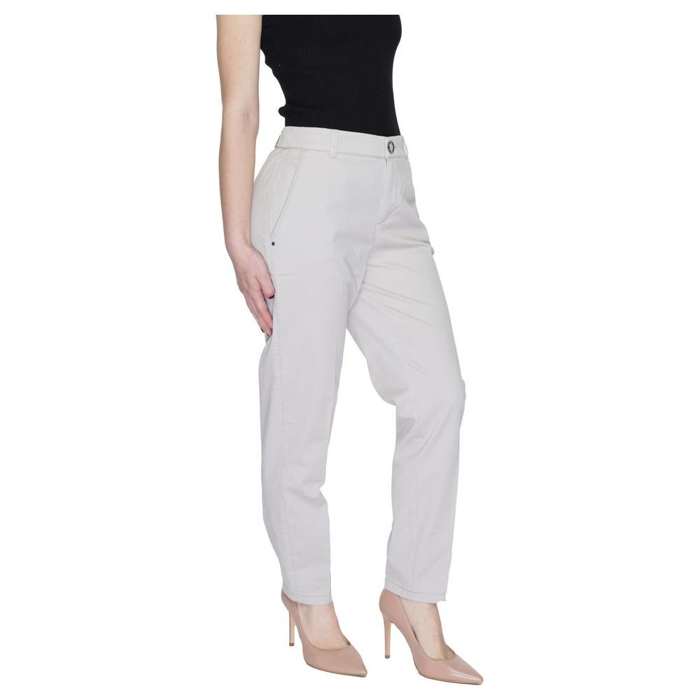 Woman wearing Street One beige cotton cigarette pants from the spring/summer collection; made of 97% cotton and 3% elastane.