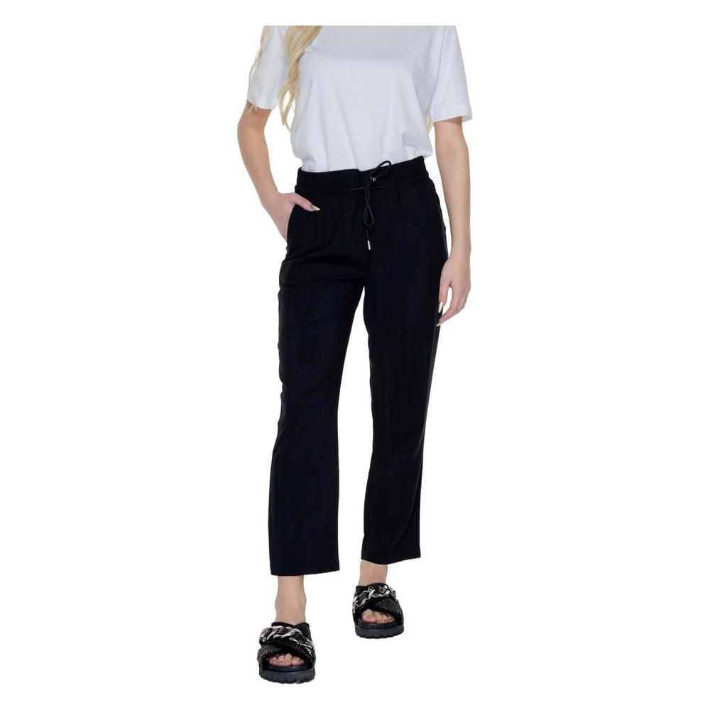 Woman wearing Street One black viscose jeans, perfect for spring/summer fashion; 100% viscose material for comfort and style.