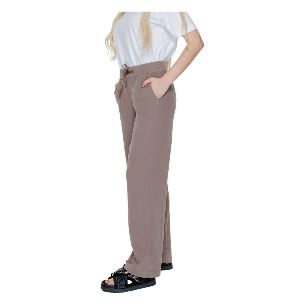 Model wearing Street One brown cotton palazzo pants, perfect for women’s spring/summer fashion, featuring a relaxed, comfortable fit.