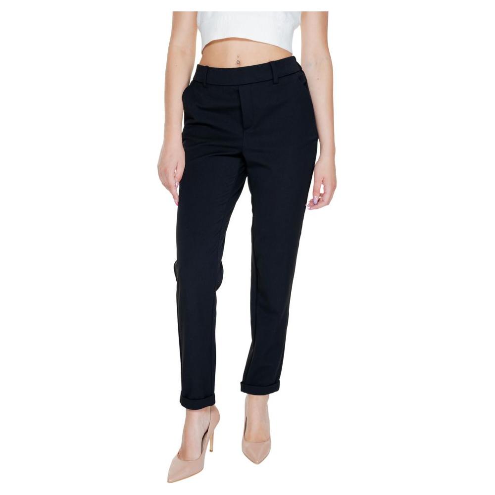 Vero Moda black polyester women's regular pants for spring/summer, featuring a stylish fit with 62% polyester, 33% viscose, 5% elastane.