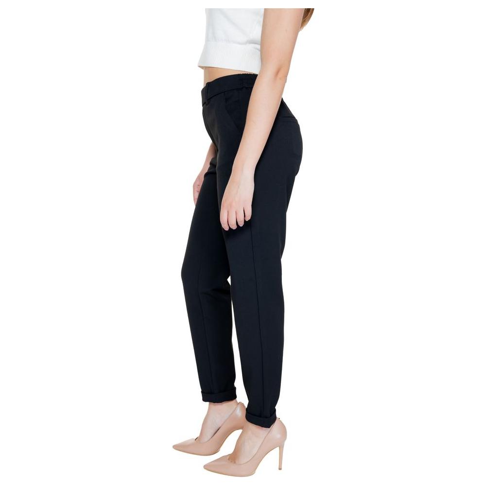 Vero Moda black polyester jeans and pants for women, side view. Spring/Summer collection, made with 62% polyester, 33% viscose, 5% elastane.