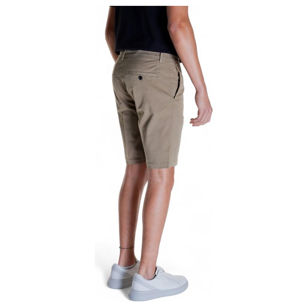 Back view of a man wearing Antony Morato beige cotton shorts, ideal for a casual summer look. Made of 98% cotton and 2% elastam.