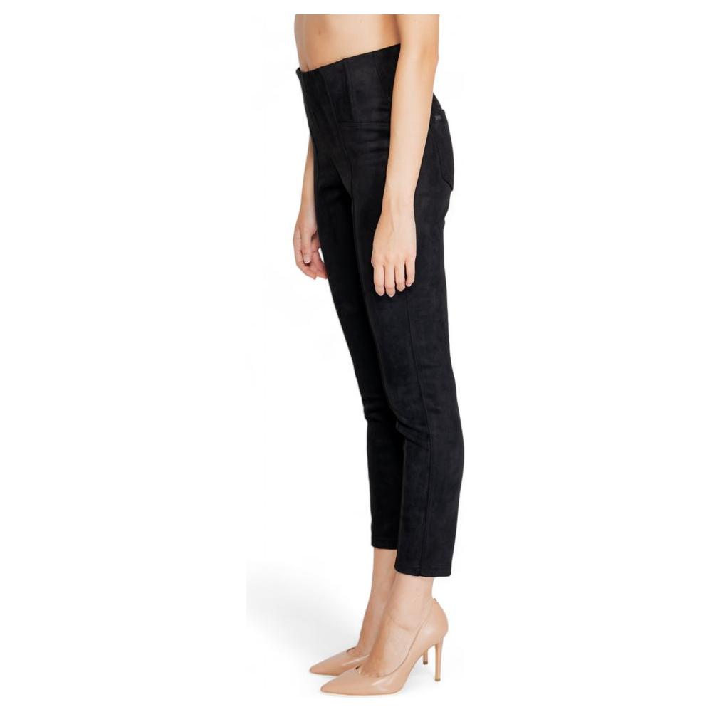 Street One women's black polyester jeans, fall/winter collection. Featuring a slim-fit design with 90% polyester and 10% elastane.