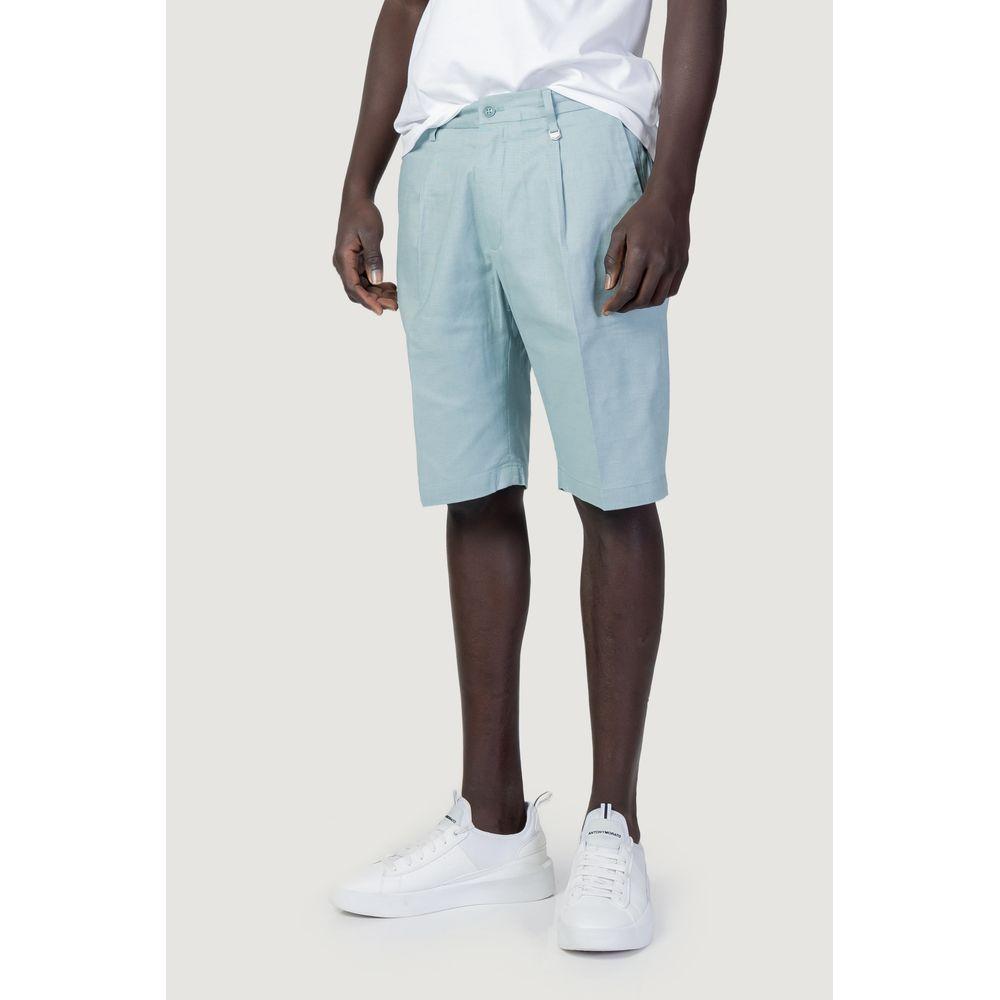 Man wearing Antony Morato green cotton shorts, perfect for spring and summer. Made of 98% cotton and 2% elastane for comfort.