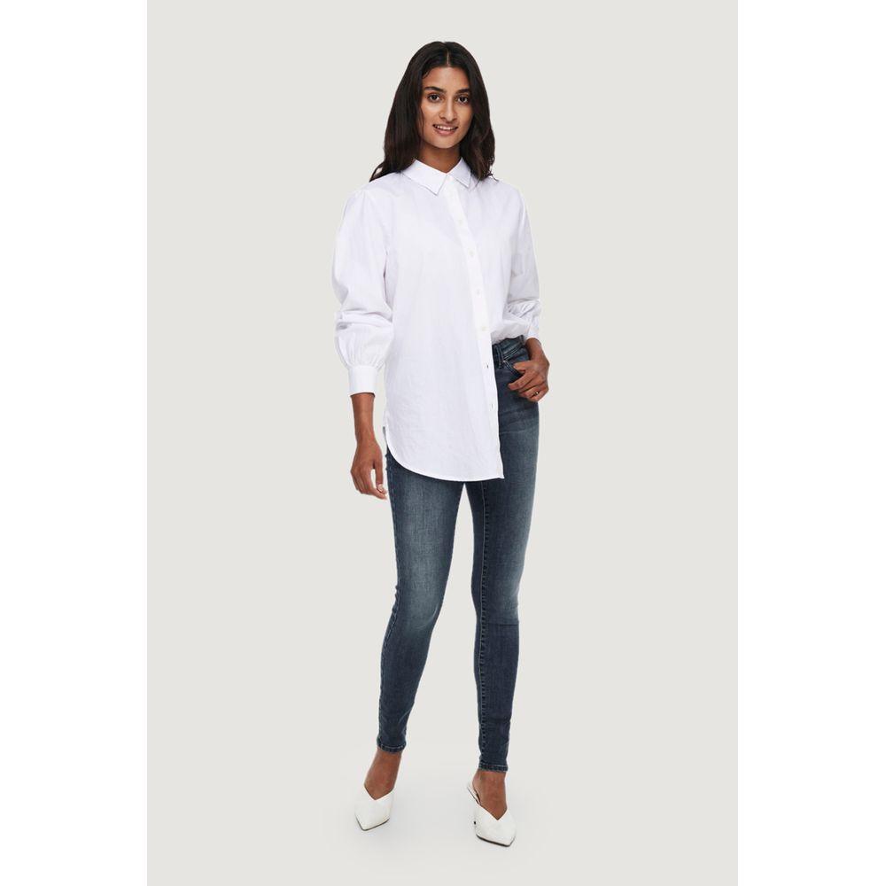 Woman wearing Only ONLWAUW MID SK skinny jeans and white shirt, showcasing comfortable fit and stylish look for versatile occasions.