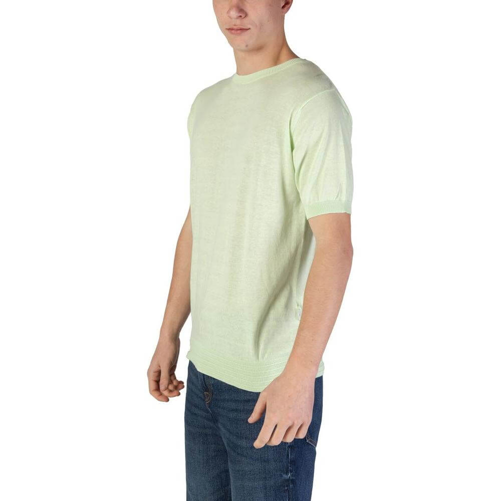 Man wearing Hamaki-Ho green cotton T-shirt, part of men's Fall/Winter collection, side view, perfect for casual outfits.