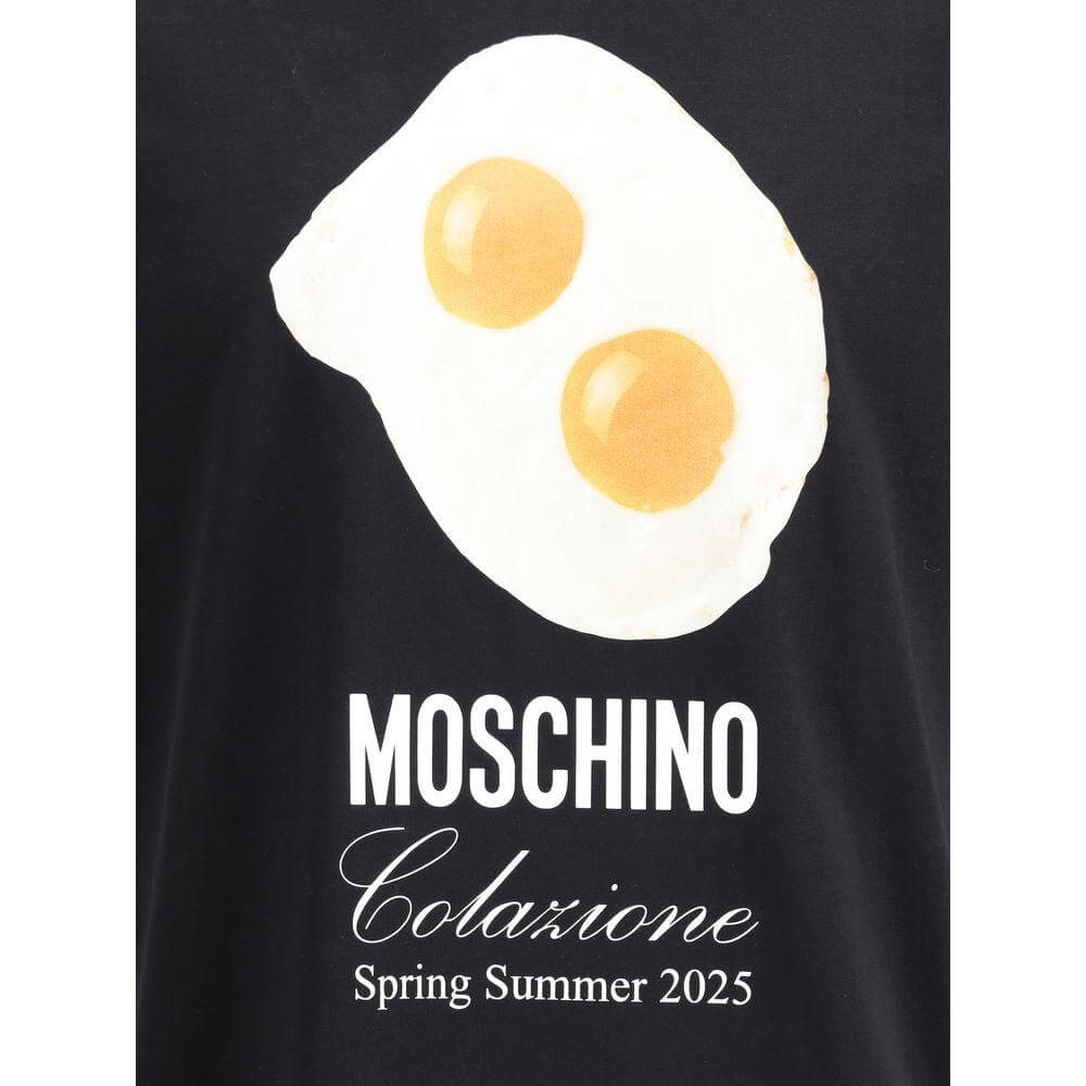 Moschino T-Shirt with maxi egg print and monogram, Spring Summer 2025 collection, featuring playful and bold design on cotton fabric.