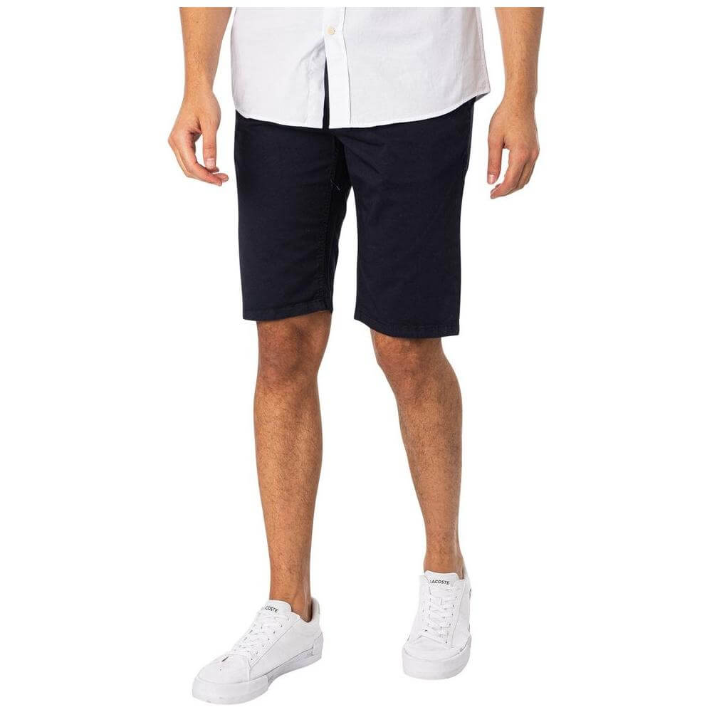 Lyle & Scott men's blue cotton Bermuda shorts, fall/winter collection, 97% cotton, paired with white sneakers.