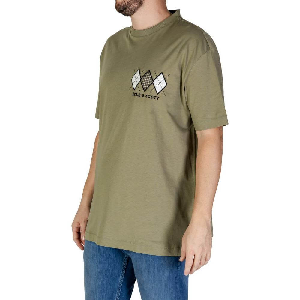Lyle & Scott men's green cotton t-shirt, short-sleeved, fall/winter collection, worn by a model, casual fit.