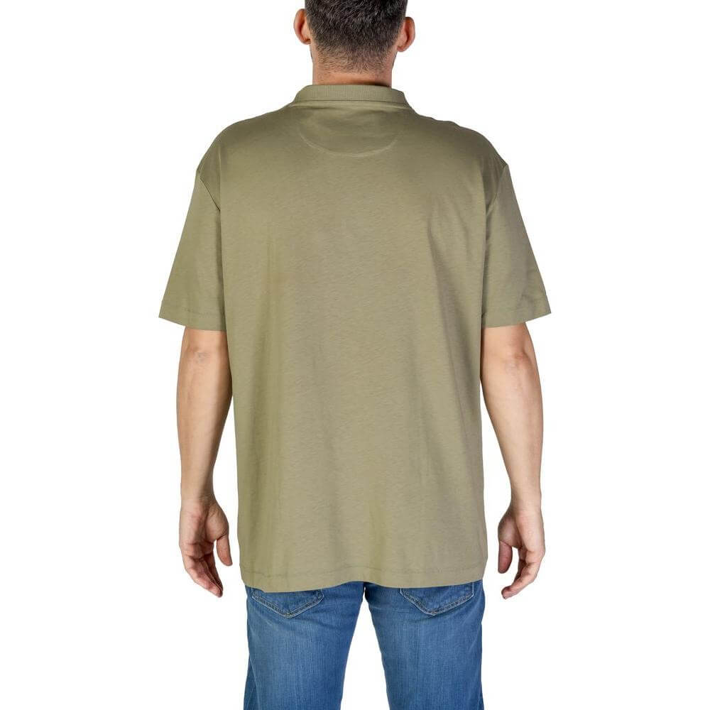 Back view of a man wearing a Lyle & Scott green cotton short-sleeved T-shirt from the Fall/Winter collection.