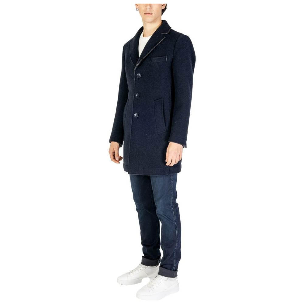 Man wearing Hydra Clothing Blue Wool Jacket, part of the Fall/Winter men's collection, made of 50% wool, 30% polyester, and other fibers.