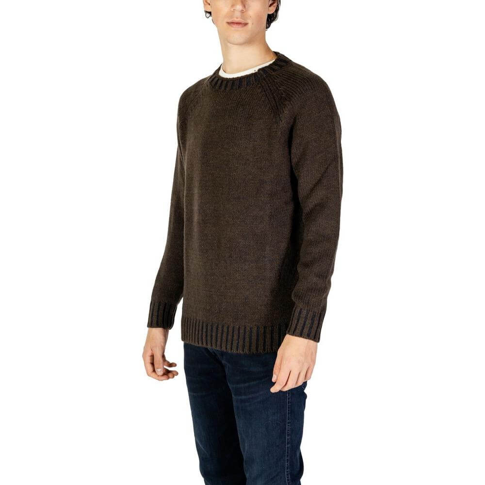 Man wearing Hydra Clothing gray acrylic sweater, part of men's knitwear fall/winter collection, featuring a wool-cotton blend.