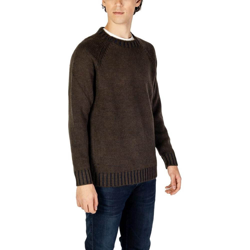 Hydra Clothing men's gray acrylic sweater from fall/winter collection, featuring a knit design made with acrylic, cotton, wool, and nylon blend.