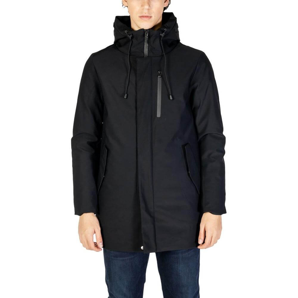 Man wearing Hydra Clothing black nylon jacket, fall/winter collection, made of 78% nylon and 22% polyester, showcasing stylish design.
