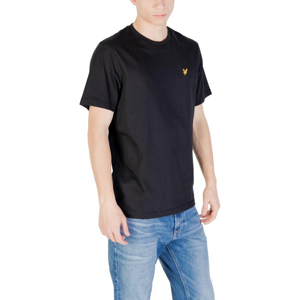 Lyle & Scott black cotton T-shirt for men, short-sleeve, perfect fit, modern style. Ideal for casual outings or leisure. Model in blue jeans.