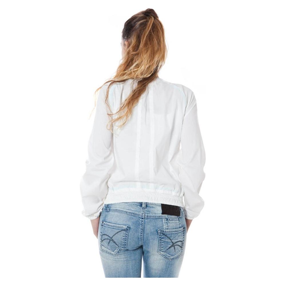 Back view of a woman wearing a Phard white cotton jacket with long sleeves, zip, and logo, paired with blue jeans.