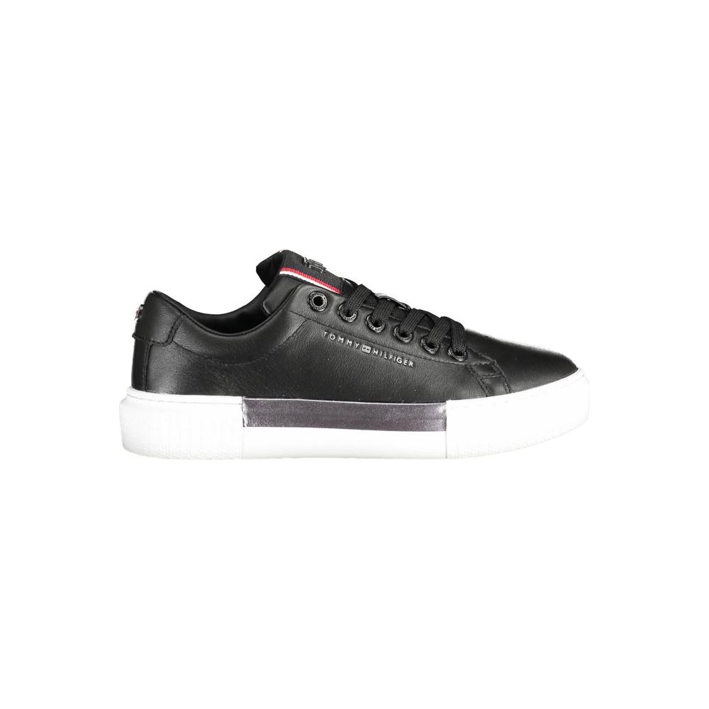 Tommy Hilfiger black leather women's sneaker with white sole, blends sporty style and modern comfort, ideal for versatile fashion.