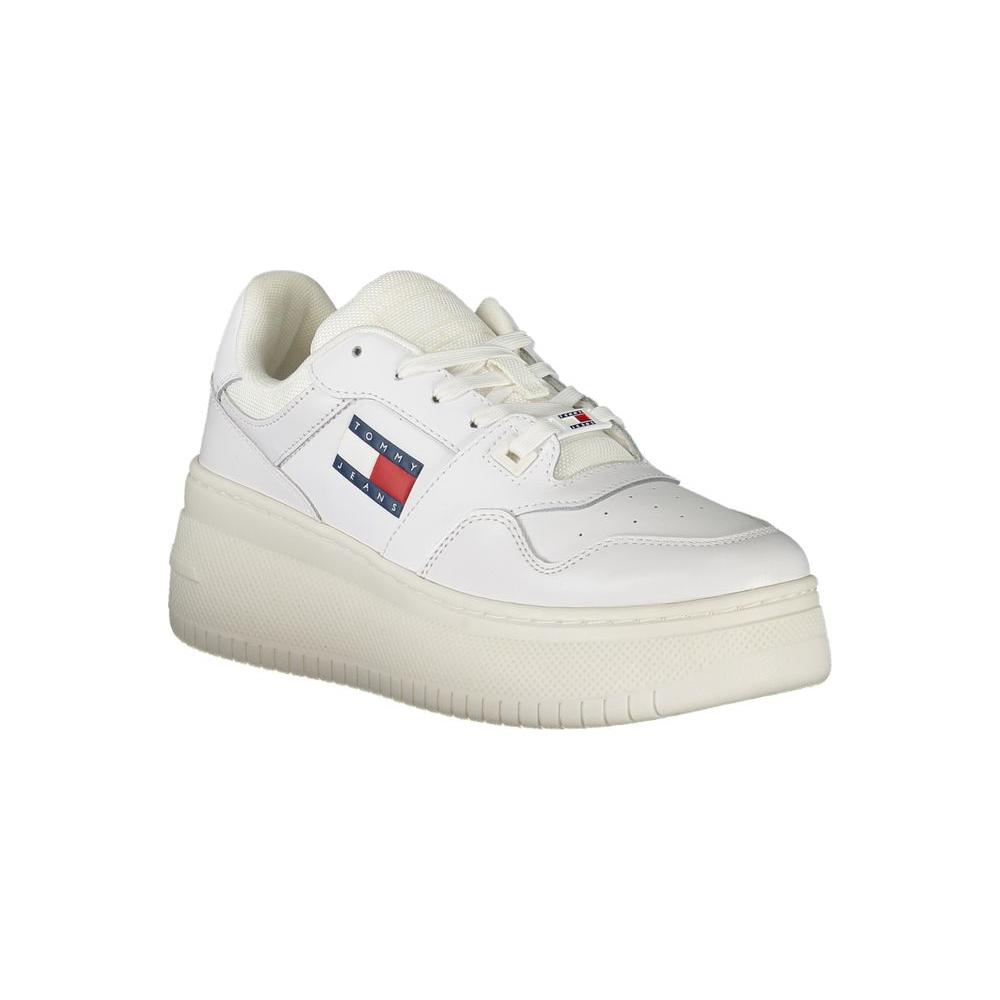 Tommy Hilfiger white leather women’s sneaker with 5cm sole and printed logo, combining comfort, style, and durable materials.