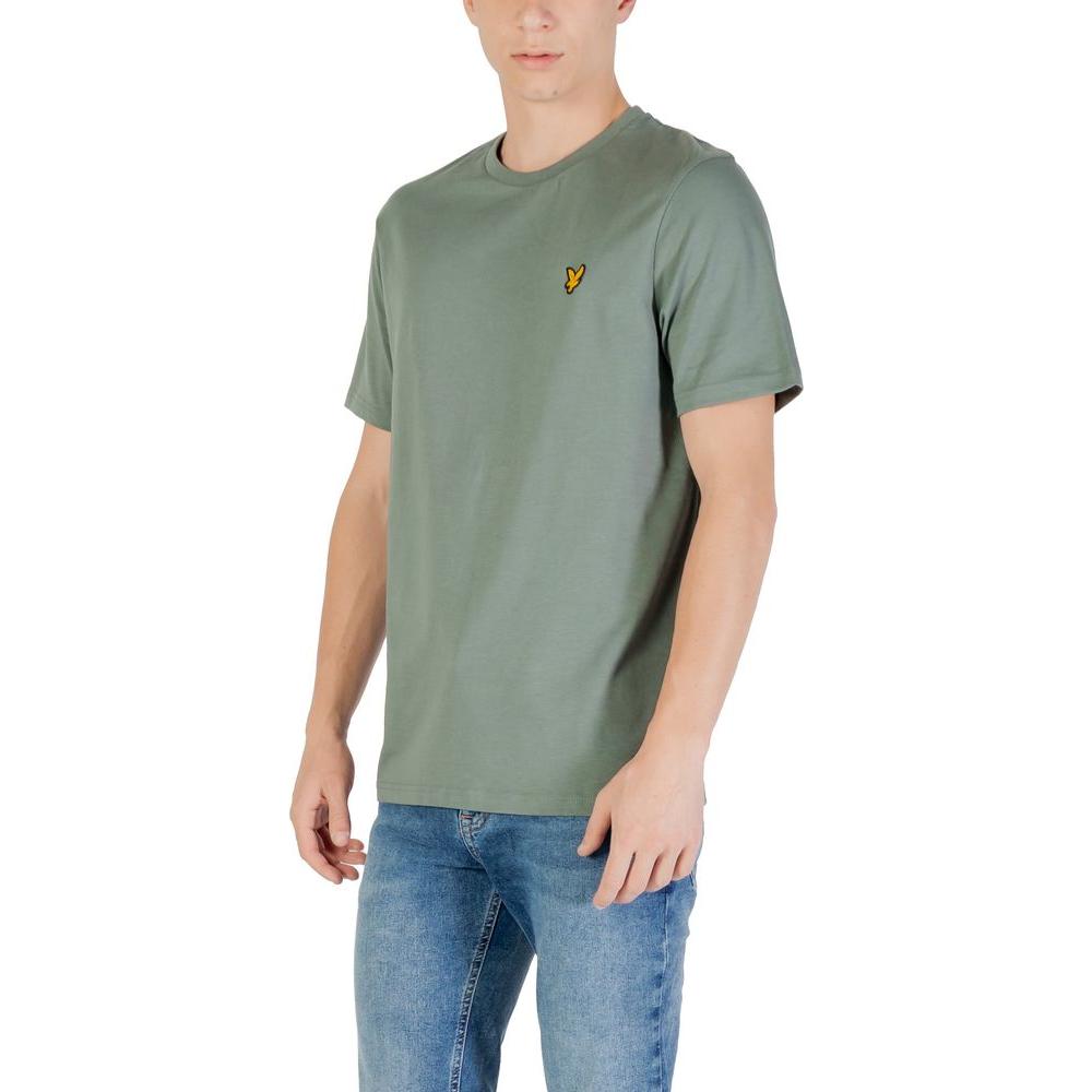 Lyle & Scott green cotton T-shirt on model, short-sleeve essential for men, offers comfort and perfect fit, ideal for casual occasions.
