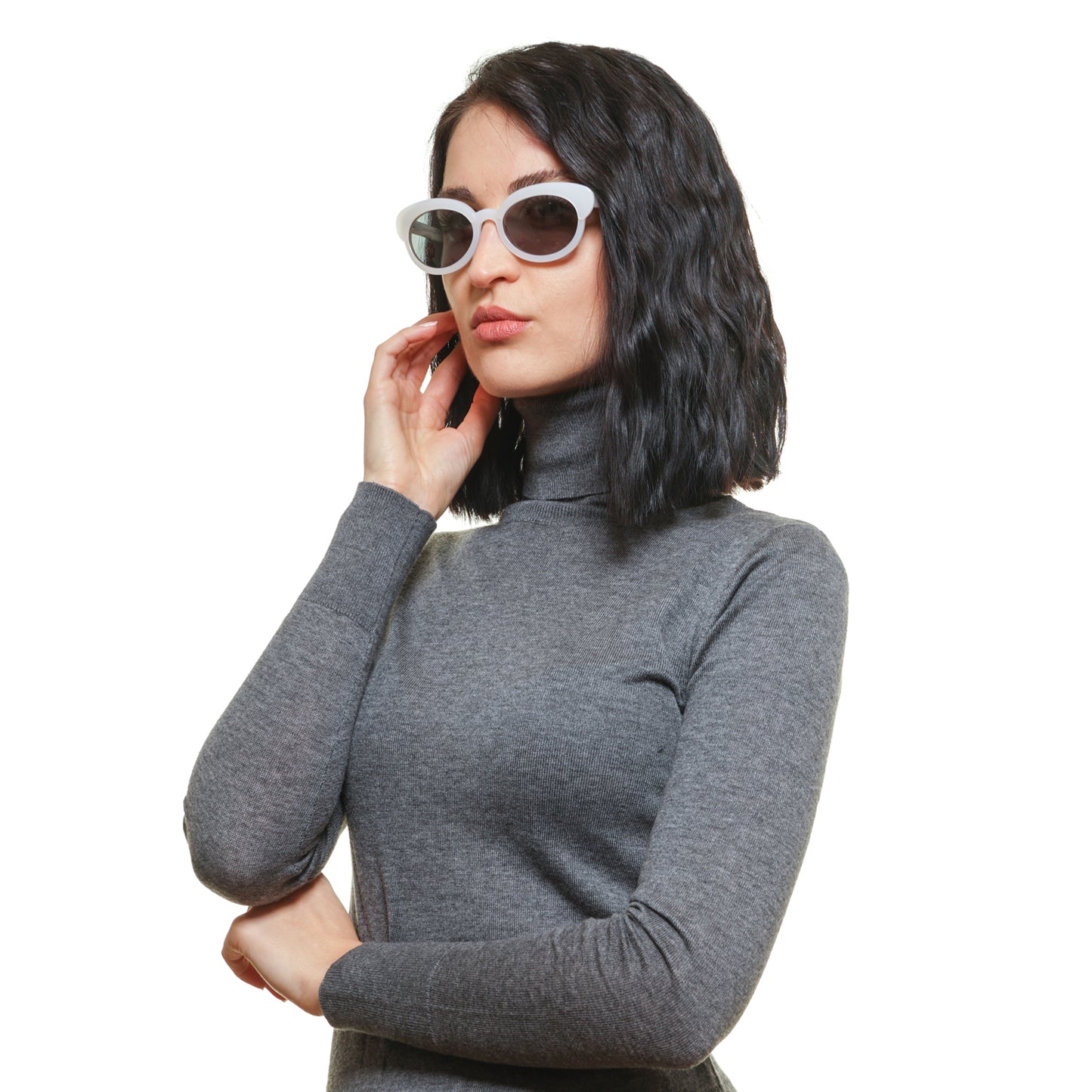 Woman in gray turtleneck wearing Johnny Loco Mod. JLE1503 51P5 Sandy sunglasses.