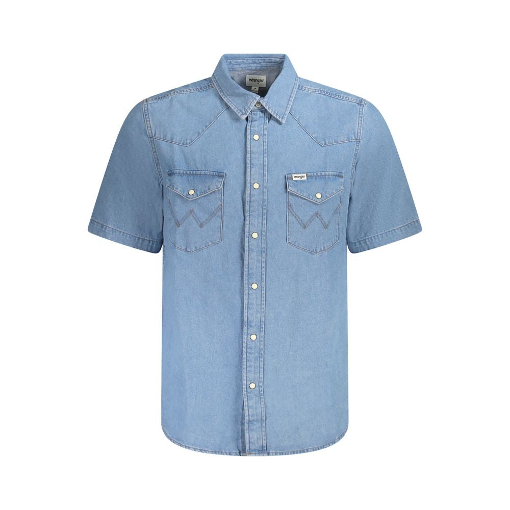 Wrangler light blue cotton men's shirt with automatic fastenings and two pockets, embodies Western style, iconic logo visible.