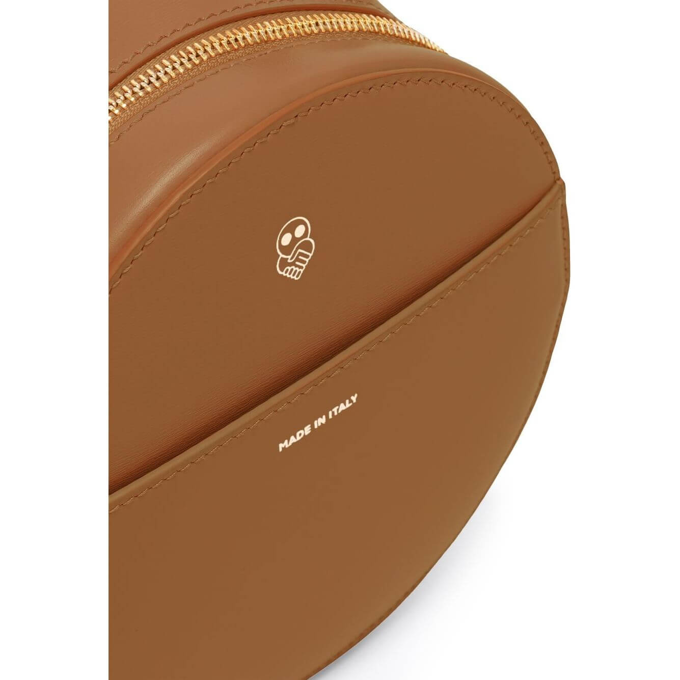 Front view with bag zipped and handles upright.