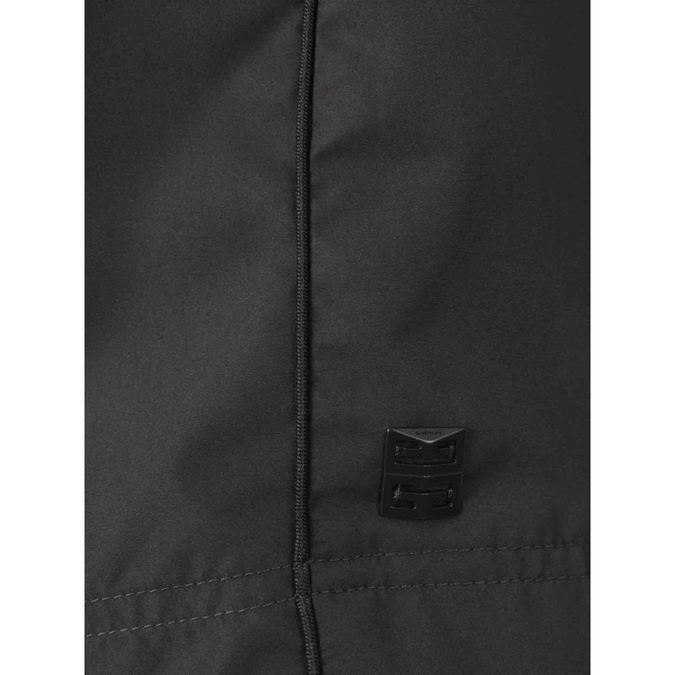 Front view with bag zipped and handles upright.