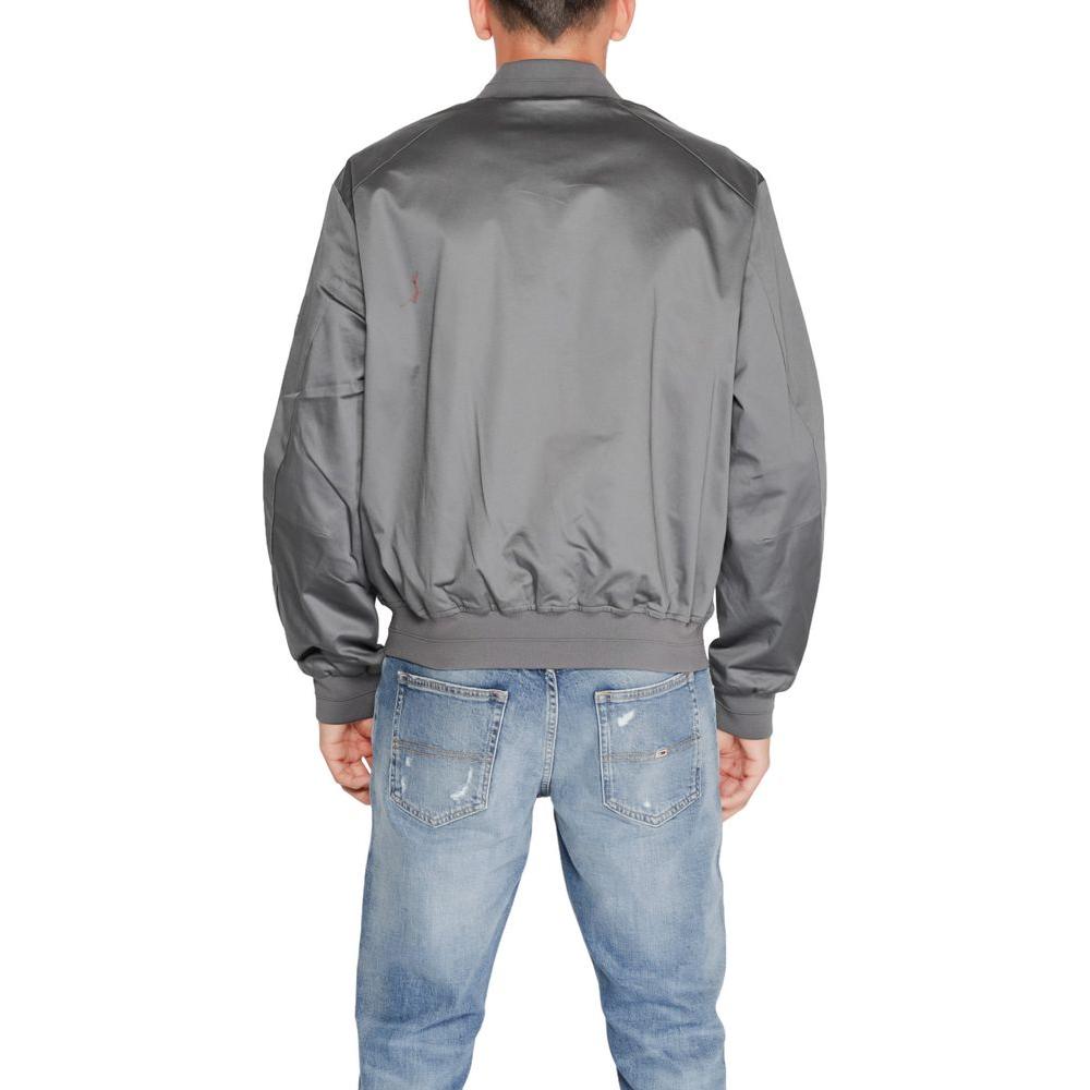 Front view with bag zipped and handles upright.