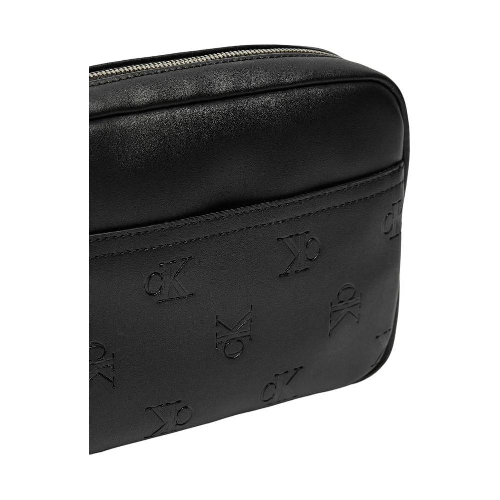 Front view with bag zipped and handles upright.