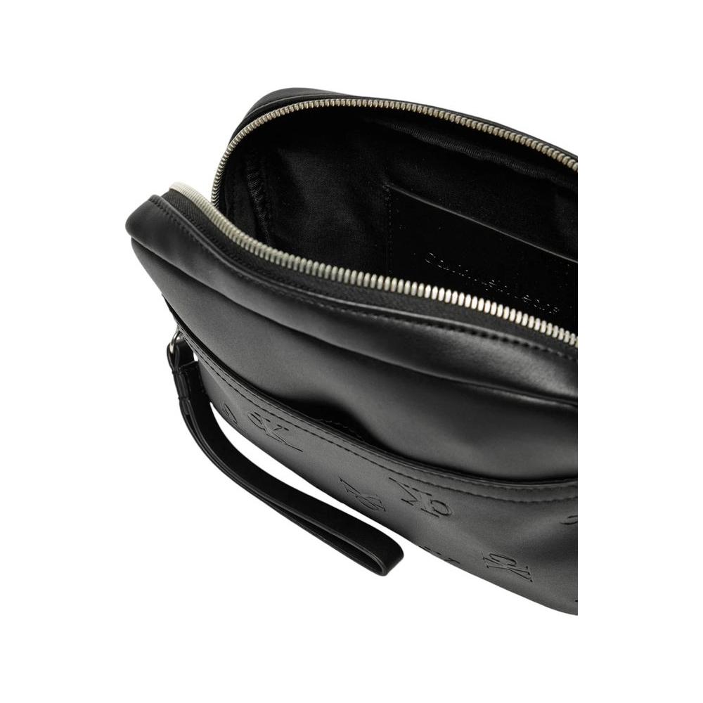 Front view with bag zipped and handles upright.